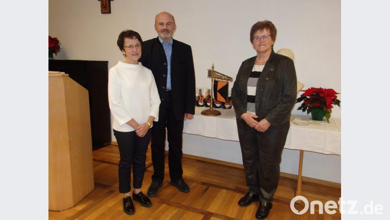 Die Neumitglieder Lina Bäumler und Thomas Wilhelm erhalten die Kolpingnadel von Vorsitzender Waltraud Scherer (rechts) Bild: wrt