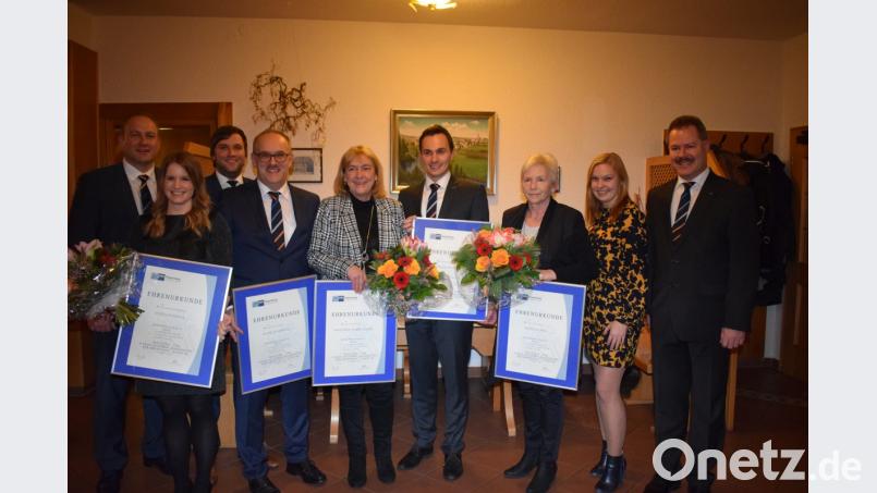 Die Raiffeisenbank im Naabtal ehrt langjährige Mitarbeiter für ihre Treue zum Bankhaus. 40 Jahre ist Peter Scharnagel (Vierter von links) als Spezialist für Baufinanzierungen tätig. Die Urkunden überreichten Vorstandssprecher Bernhard Werner (rechts) und Stefan Schiller (links). Bild: bnr