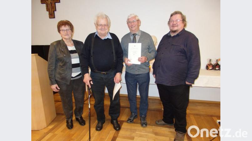 65 Jahre zur Kolpingfamilie gehören Adolf Giehl (Zweiter von links) und Lorenz Panzer (Zweiter von rechts). Es gratulierten Vorsitzende Waltraud Scherer (links) und Stadtpfarrer Bartel (rechts). Bild: wrt