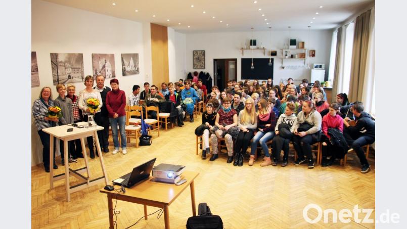 Gerda Bayer und Josef Götz waren als Ersatzreferenten eingesprungen. Die Schüler waren beeindruckt und bedankten sich mit einem Blumenstrauß. Bild: exb
