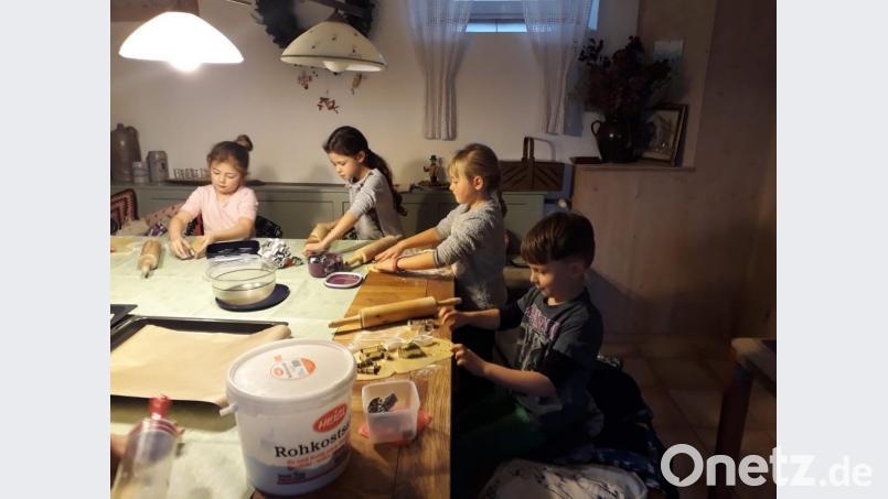 Beim Übungsnachmittag steht für die Mädchen und Buben der Kinderfeuerwehr diesmal Plätzchenbacken auf dem „Ausbildungsplan“. Bild: exb/Markus Nickl