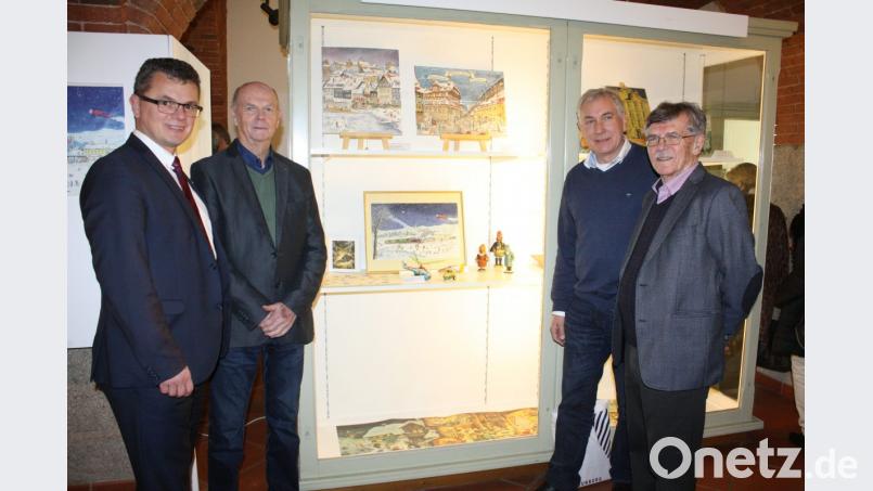 Bürgermeister Martin Birner, Sammler Helmut Weiß, Sponsor Johannes Wiemann und Museumsleiter Theo Männer (von links) freuten sich über das große Interesse, das der Eröffnung der Ausstellung zuteil wurde. Bild: lg