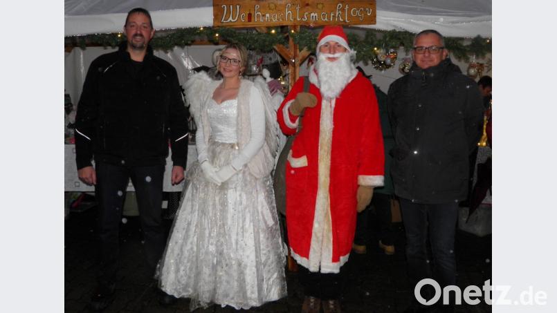 OGV-Vorsitzender Stefan Gottfried, Christkind Verena Pöllmann, Nikolaus Patrick Scherm und Bürgermeister Hubert Kraus freuen sich über eine gelungene Veranstaltung. Bild: exa