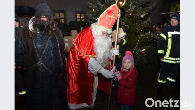 Die vierjährige Bianca Bauer zeigte vor dem rauschebärtigen heiligen Mann keine Scheu und ging in das Rund, um den Stab zu halten. Sie war auch die Erste, die ein Geschenk vom hohen Himmelsgast erhielt. Bild: dob