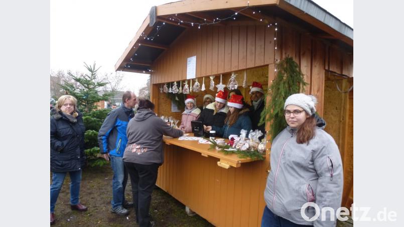 Auch die Ministranten machen beim Christbaumverkauf der &quot;Hüttenjäger&quot; gute Geschäfte. Sie bieten an ihrer Hütte jede Menge Weihnachtliches an. Bild: bk