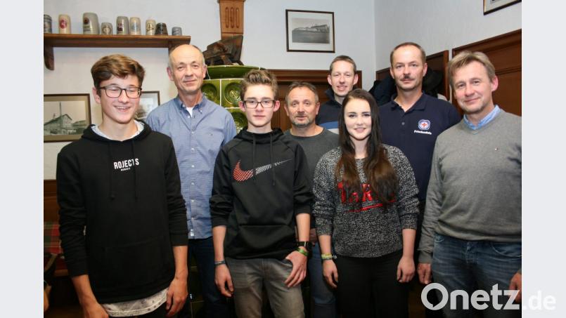 Der geprüften und aktiven Rettungsschwimmer, von links Justin Hausknecht, Reinhard Zeitler, Bastian Münchmeier, Prüfer Norbert Tretter und technischer Leiter Johannes Mühlbauer, Marlene Münchmeier, Markus Kellner, Vorsitzender Markus Münchmeier. Bild: roh