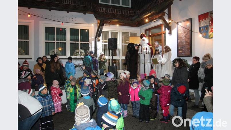 "Der Nikolaus ist da", freuen sich die Kinder und erhalten kleine Geschenke. Bild: pi