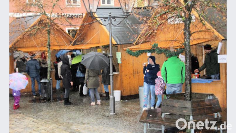 Ohne Regenschirm war am Sonntag kein Besuch beim Adventmarkt möglich Bild: bjo