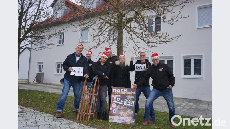 Vorsitzender Bernhard Tschöpl (rechts) freut sich mit seinen Vorstandskollegen und Vertretern der Bands auf die Rockweihnacht in Wolfring Bild: nib