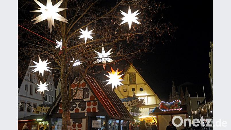 Sterne leuchten den Weg zum Weidener Christkindlmarkt. Bild: Gabi Schönberger