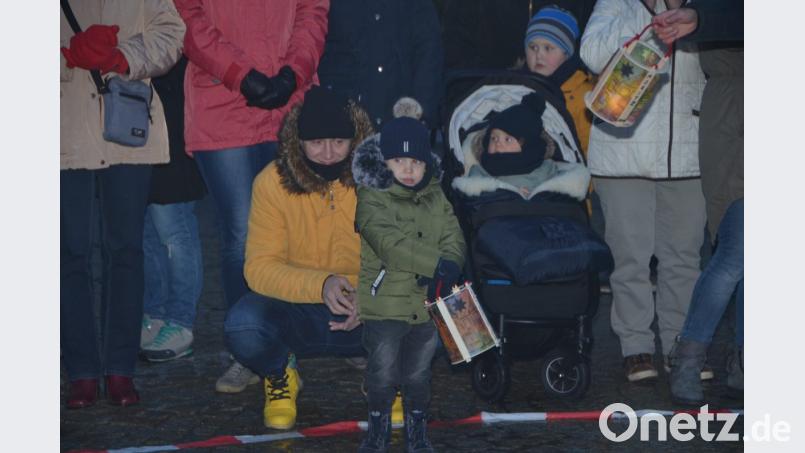 Es wäre so schön gewesen, hätte Petrus das richtige Wetter geschickt. "Wir tragen ein Licht", verzauberten die Kinder des städtischen Anton Ferazin Kindergartens die Besucher mit ihrer Aufführung. Bild: dob