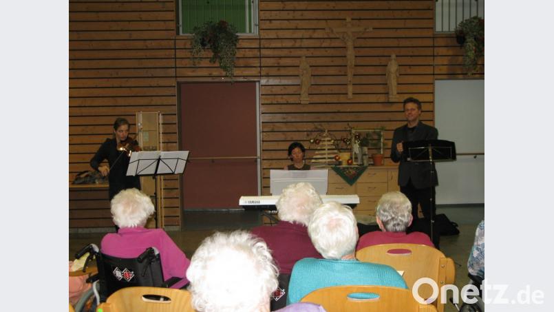 Musik vom Feinsten bieten Geigerin Eva Hennevogl, Pianistin Susanne Strauss sowie Sänger und Moderator Martin Fösel (von links) den Senioren im Innenhof des Kemnather Seniorenzentrums. Bild: jzk