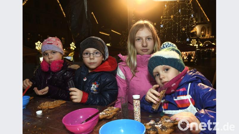 Romina, Fabian, Nina und Antonia (von links) bei der Weihnachtsbäckerei am Marktplatz. Bild: Petra Hartl