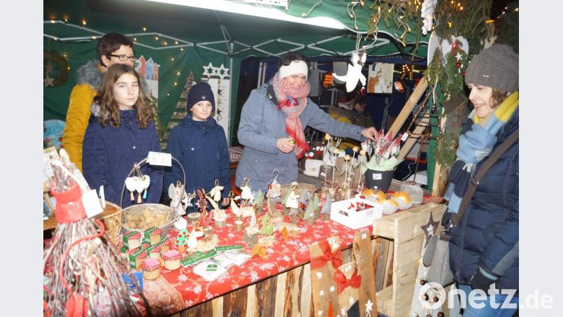 Auch mehrere Privatpersonen bieten auf der Dorfweihnacht viel Kreatives und Selbstgebasteltes an. Bild: du