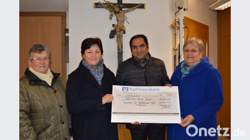 400 Euro für seine vom Hochwasser geschädigte Heimat nahm Pfarrvikar Benny Joseph Kochumundammalayil aus den Händen von Evi Schwendner, Christa Dietl und Brigitte Götz (von rechts) vom Frauenbund Muschenried entgegen. Bild: bej