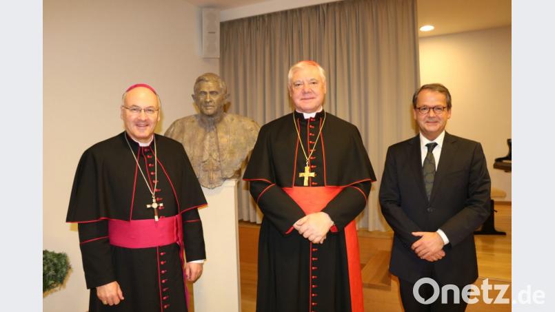 Gründer Gerhard Ludwig Müller (Mitte), Gründungsdirektor Rudolf Voderholzer (links) und der heutige Leiter Christian Schaller freuen sich über zehn Jahre Institut Papst Benedikt – der am Sonntag auch anwesend ist, in Form einer Büste. Bild: Elisabeth Weiten