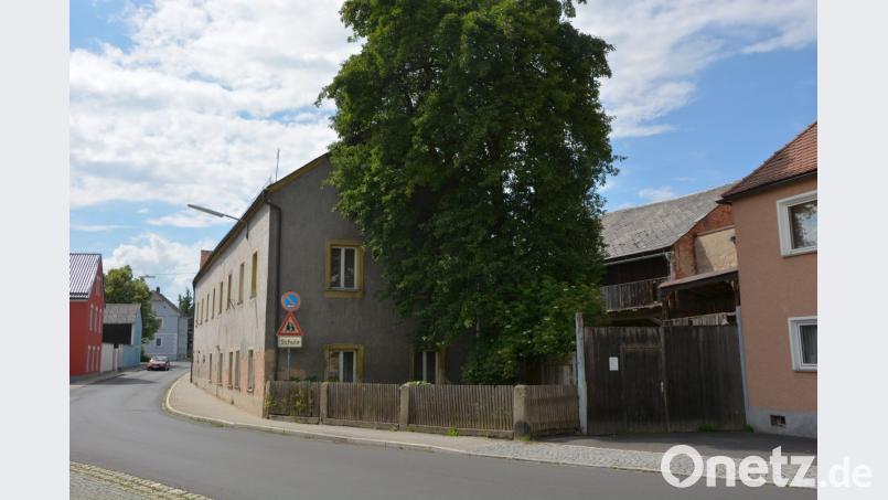 Bei der Bürgerversammlung geht es auch um die Fällung des mächtigen Birnbaums vor dem Schafferhof - hier ein Bild vom Mai dieses Jahres. Bild: jr