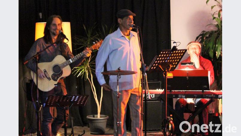 Michael Dandorfer, Curtis Fink und Leif Wiesmeth sind "Burst" - diesmal beim Wohnzimmerkonzert #26 im Musikomm. Bild: Dagmar Williamson