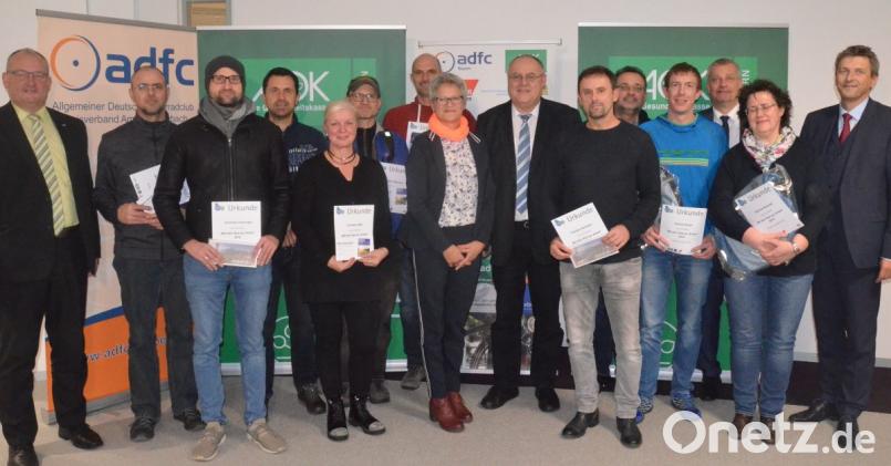 Die stolzen Gewinner der Aktion "Mit dem Rad zur Arbeit" mit Ehrengästen und Sponsoren. Bild: Kunz
