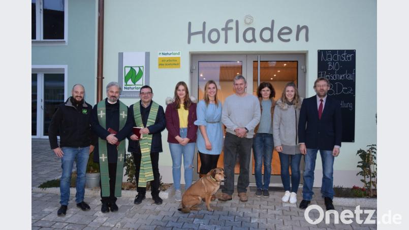 Kemnath´s zweiter Bürgermeister Hermann Schraml, Franziska Brunner, Elisabeth Brunner und Hans Brunner mit Katrin Brunner und Sophie Brunner (von rechts) mit Naturland-Fachberater Konrad Maier, evang. Pfarrer Dirk Grafe und Stadtpfarrer Konrad Amschl (von links) bei der Eröffnungsfeier des Hofladens der Familie Brunner in Eisersdorf bei Kemnath. Bild: mde