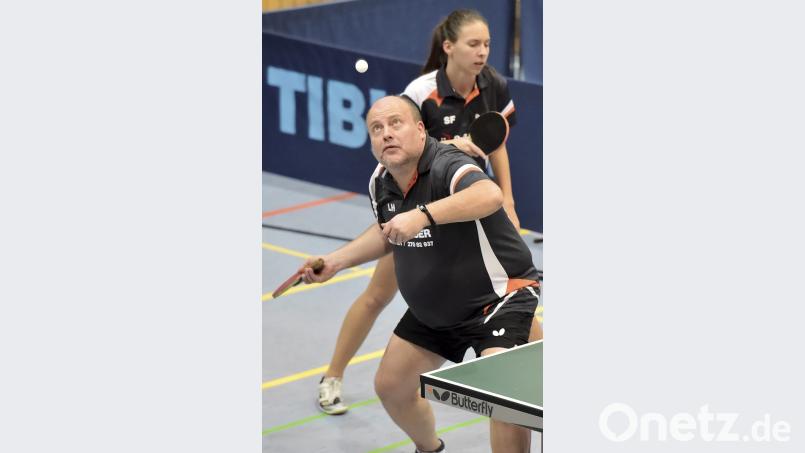 Aufschlag durch Laszlo Harasztovich im Doppel mit Sabine Fischer. Im Duell mit dem Spitzendoppel der DJK Neustadt/WN gewannen die beiden Hahnbacher im fünften Satz. Bild: Hubert Ziegler