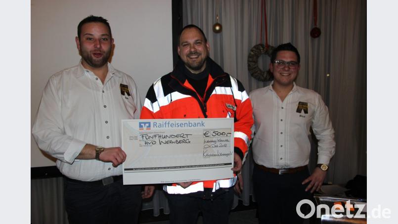 Die jährliche Spende des Vereins 500 Euro ging an den HvO-Dienst. Michael Sachs (Mitte) freute sich über den Scheck, den Vorsitzender Max Geitner (rechts) und zweiter Vorsitzender Tobias Irlbacher (links) überreichten. Bild: ral