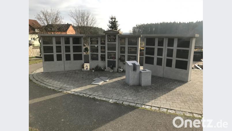 Platz für insgesamt 36 Urnen bieten die neu aufgestellten Seitenteile der Urnenwand auf dem Friedhof in Sorghof. Bild: Stefanie Gradl