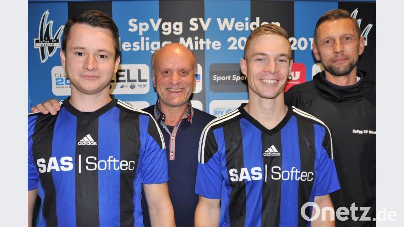 Zwei neue Spieler für die Wasserwerk-Elf erfreuen die Verantwortlichen: Jakub Dolezal (von links), Teammanager Hannes Beer, Dominik Hradecky und Trainer Andreas Scheler. Bild: exb