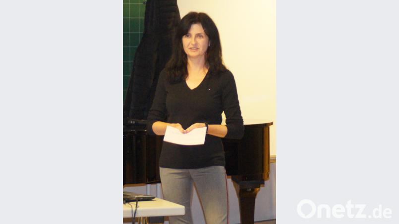 Beratungslehrerin Sabine Buczek vermittelte den Eltern in einem informativen Vortrag mit vielen Beispielen die Voraussetzungen, die ein Kind zum guten Schulstart haben sollte. Bild: weu