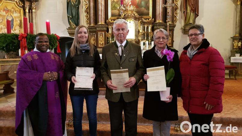 Pfarrer Moses Gudapati (von links) mit den Geehrten: Julia Meiler, Hans Strobl und Edeltraud Fischer-Graf. Rechts Chorleiterin Regina Fibich-Wiesneth. Bild: gri