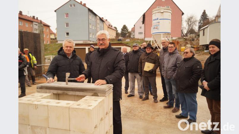 Bürgermeister Ruppert Troppmann und Uli Greiner (von rechts) signalisieren mit drei Hammerschlägen gute Wünsche für den Bau. Bild: arw