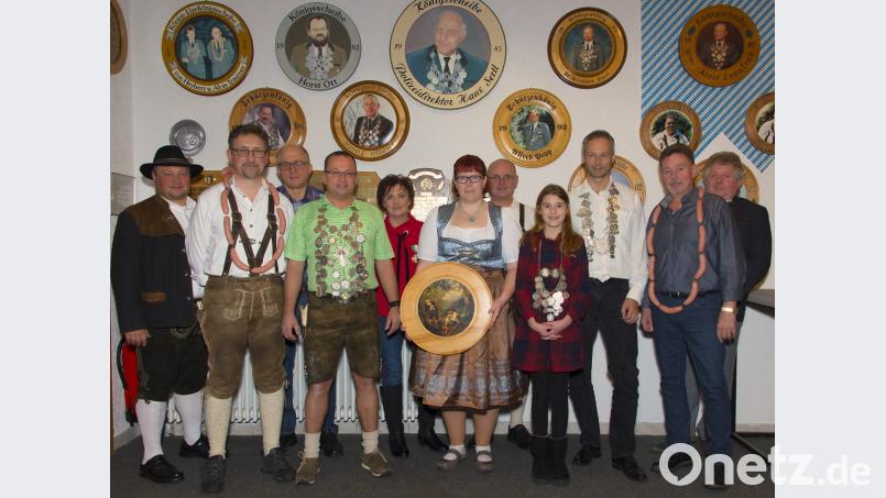 Die neuen Majestäten und ihre Gratulanten. Von links: Zweiter Schützenmeister Bernhard Lang, Vizekönig Luftgewehr Jürgen Landgraf, Meister Sportpistole Gerhard Krapf, Schützenkönig Luftgewehr Jürgen Wenzl, Meister Luftgewehr Heike Bräu, Gewinner Kirchweihscheibe Heike Bäumler, Dritter Schützenmeister Thomas Wildgans, Jugendkönig Luftgewehr Franziska Tichy, Schützenkönig Sportpistole Jochen Römisch, Vizekönig Sportpistole Josef Garban und zweiter Bürgermeister Erich Sperber. Bild: adj