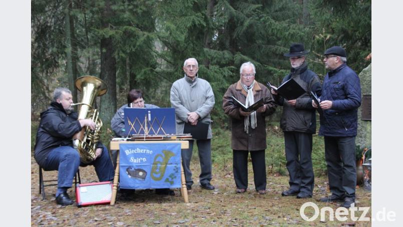 Würdig und stimmungsvoll gestalten D' Schwalberer mit instrumentaler Unterstützung durch die Blechernen Sait'n die Gedenkfeier für die verstorbenen Sänger sowie Heimat- und Buchbergfreunde am Gedenkstein oberhalb der Buchberghütte. Bild: ads