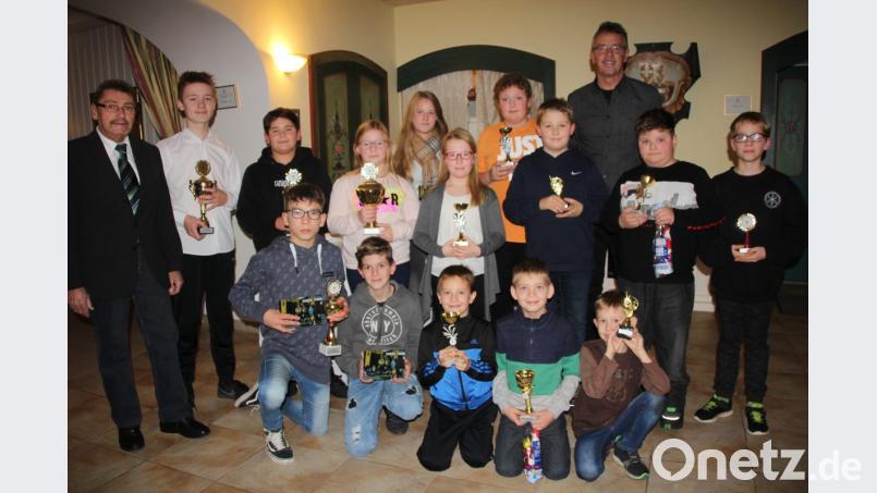 Der Stolz des AC Waldershof ist die sehr erfolgreiche Jugend-Kart-Gruppe. Die Besten der jungen Kartfahrer bekommen Pokale. Mit im Bild zweiter Bürgermeister Karl Busch (links) und hinten rechts Jugendleiter Hubert Ernstberger. Bild: kro
