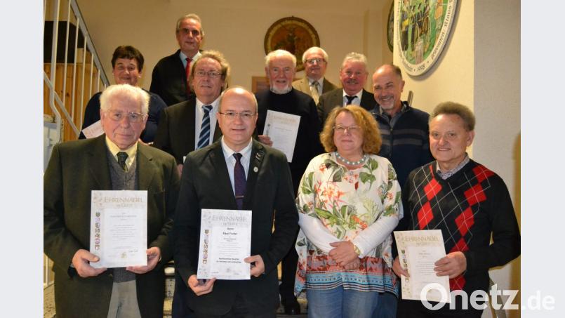 Obst- und Gartenbauvereins-Vorsitzender Klaus Fischer (vorne, Zweiter von links) bekommt von der Stellvertretenden Bezirksvorsitzenden Rosa Prell (Dritte von links) die Silberne Ehrennadel. Im Bild: die weiteren Geehrten und die Ehrengäste. Bild: hcz