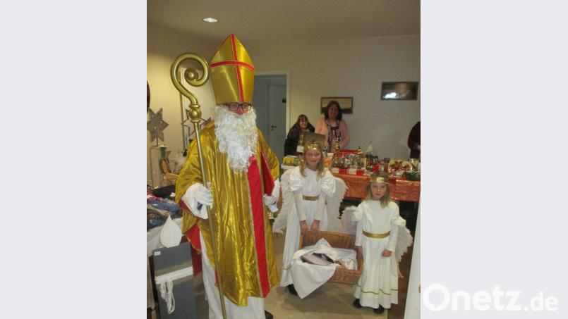 Der Nikolaus und seine Engel überraschen die Gäste. Bild: gz