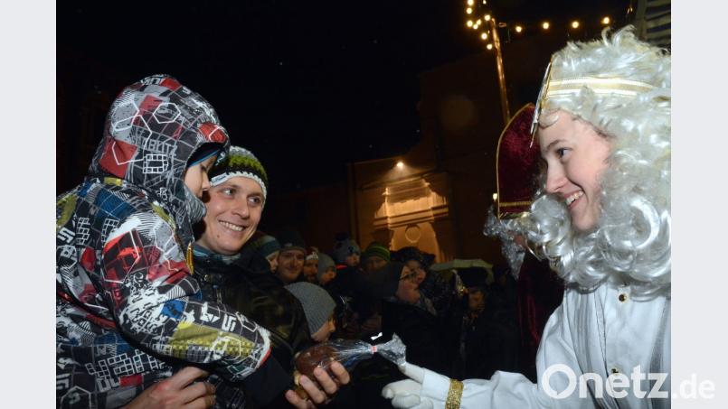 Himmlische Boten beschenken die Kinder beim Christkindlmarkt der Neustädter Musikschule mit Leckereien. Bild: Gabi Schönberger