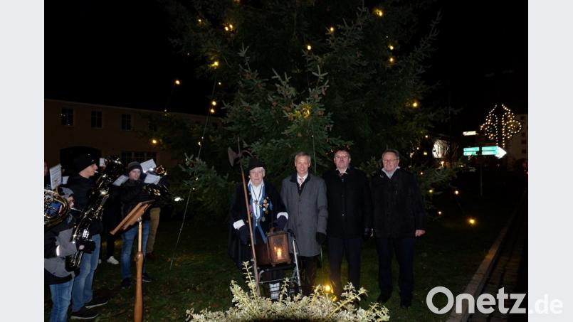 Nachtwächter Tschung entzündet zusammen mit den drei Bürgermeistern (von links) Thorsten Grädler, Hans-Martin Schertl und Heinrich Ruppert feierlich die Lichter am Christbaum auf dem Vilsecker Marktplatz. Bild: Stefanie Gradl