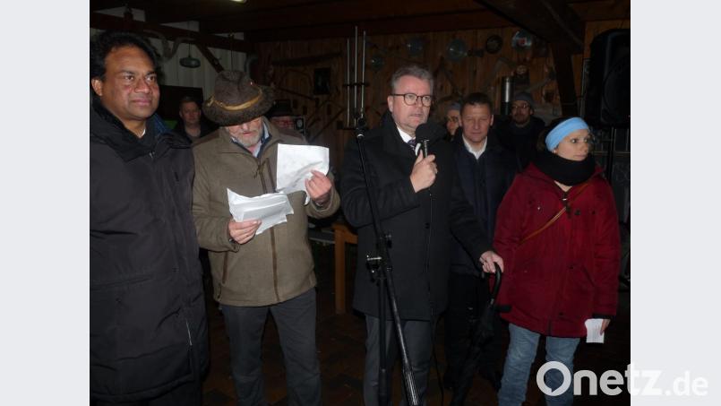 Sie eröffnen den Rosenberger Krippenweg (von links) Pfarrer Thomas Saju, Krippenweg-Sprecher Wolfgang Albersdörfer, Bürgermeister Michael Göth und Diakonin Sabrina Schmidt. Bild: rlö