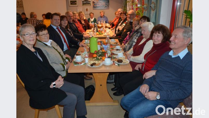 AWO-Ortsvorsitzender Max Zintl (rechts) freute sich bei der Adventsfeier über ein volles Haus. Mit dabei war auch die frühere Kreisgeschäftsführerin Hannelore Bienlein-Holl (links). Bild: jr