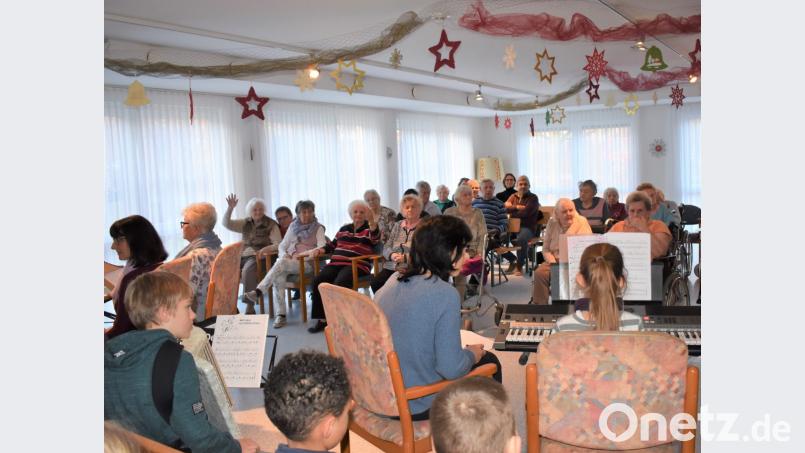 Der Musikverein &quot;Klingende Töne&quot; erfreut die Bewohner des Seniorenpflegeheimes &quot;St. Sebastian&quot; mit schönen Liedern. Bild: rgr