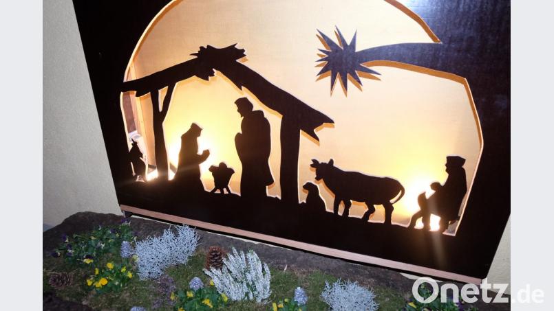 Diese Krippe als Holzschnitt im Hof der Familie Sorgenfrei inspirierte Ortsheimatpfleger der Gemeinde Stulln, Hans Klar, zu einer hervorragenden Idee: Den Krippenweg. Die Familien Bodensteiner, Kraus, Rauch, Ritz und Sorgenfrei präsentieren ihre Krippen stets zugänglich unmittelbar hinter den Schaufenstern. Bild: ohr