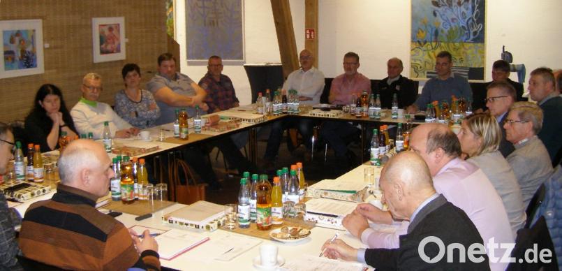 Im Kunsthaus Waldsassen traf sich am Montag der Stadtrat zur Dezember-Sitzung - eingerahmt von Bildern und Skulpturen der Künstlerin Irene Schleicher. Bild: pz
