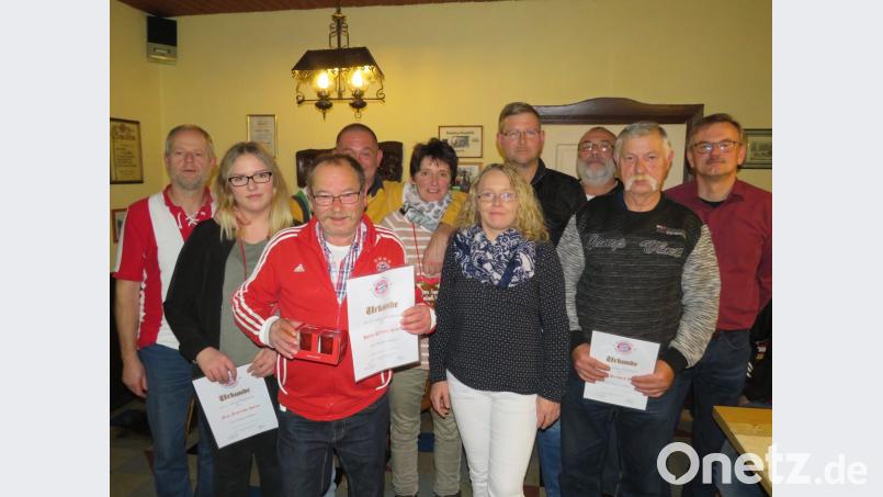 Vorsitzender Reinhold Kreuzer (links) dankt im Namen des Verein für die Treue der Mitglieder. Bild: adj