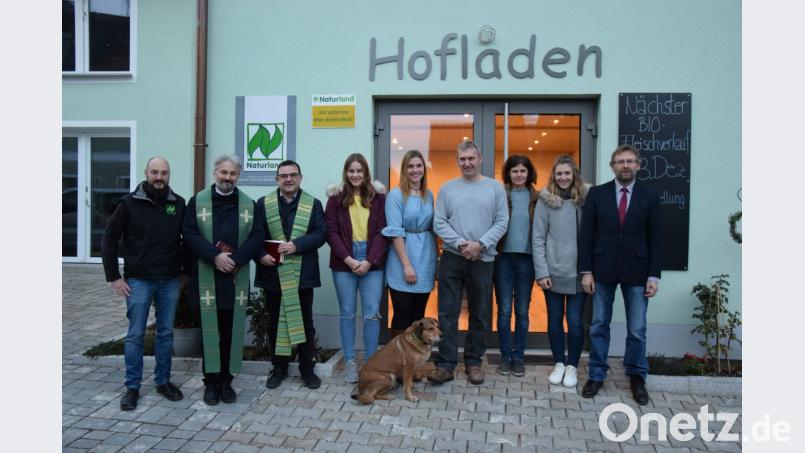 Kemnath´s zweiter Bürgermeister Hermann Schraml, Franziska Brunner, Elisabeth Brunner und Hans Brunner mit Katrin Brunner und Sophie Brunner (von rechts) mit Naturland-Fachberater Konrad Maier, evang. Pfarrer Dirk Grafe und Stadtpfarrer Konrad Amschl (von links) bei der Eröffnungsfeier des Hofladens der Familie Brunner in Eisersdorf bei Kemnath. Bild: mde