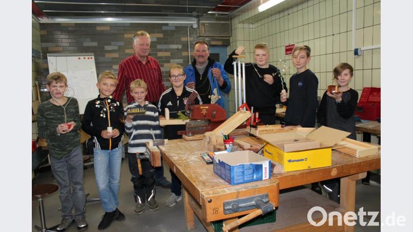 Vom Windspiel, Solitärspiel und Tesafilm-Abroller bis hin zum Hampelmann reicht die Palette der Bastelarbeiten, die bei den Schnupperterminen entstehen. Beim jüngsten Treff machen sich die Jugendlichen entsprechend der Jahreszeit unter Anleitung von Peter Koch (links) und Dieter Wittmann an eine Weihnachtsdekoration. Bild: cs