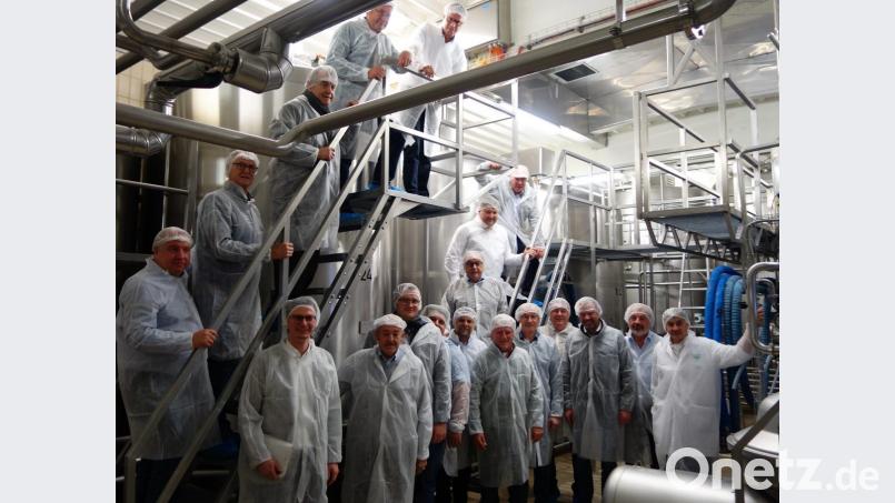 Die CSU-Kreistagsfraktion sieht sich im Milchhof der Bayernland eG in Amberg um, Betriebsleiter Franz Edl (rechts) führt den Gästen die Produktion v Bild: exb