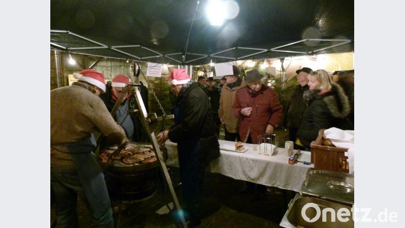 Nach dem Genuss von Glühwein drängen sich die Besucher am Bratwurstgrill. Bild: rn