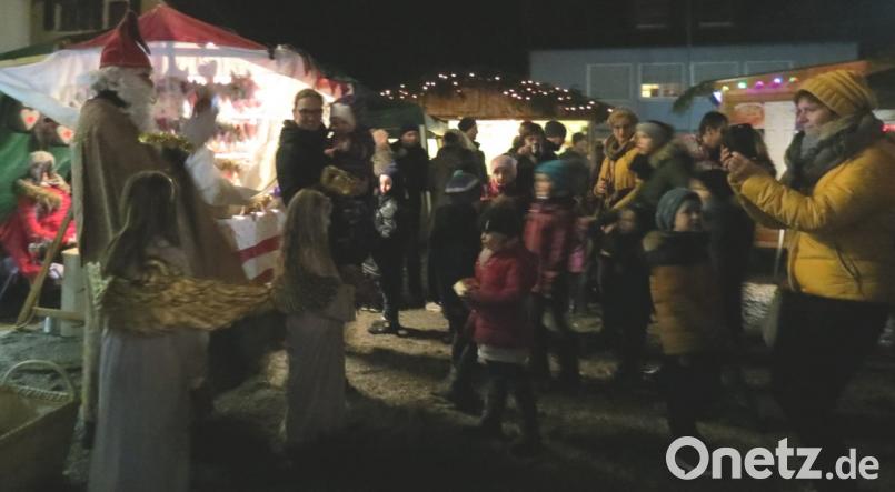 Zusammen mit zwei kleinen Engerln verteilte der Nikolaus süße Lebkuchenhäuschen. Bild: Köppl