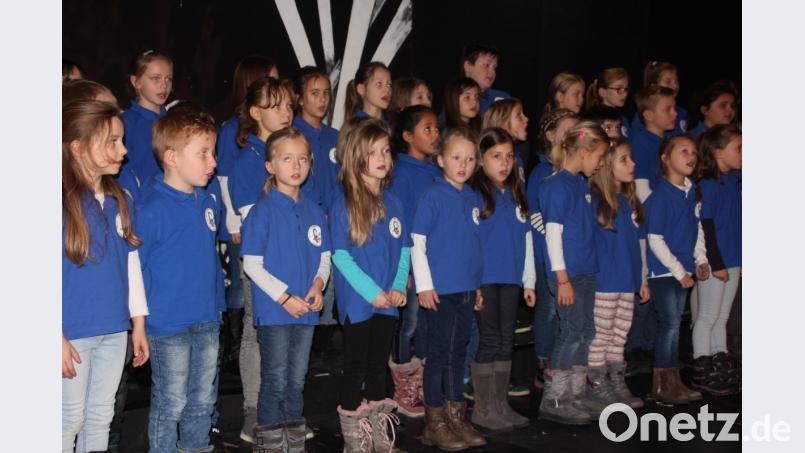 Die Singklasse der Grundschule Tirschenreuth sang vorweihnachtliche Lieder. Bild: kro